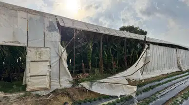 Mersin’de Seraları Yerle Bir Eden Hortum Kameraya Yansıdı!